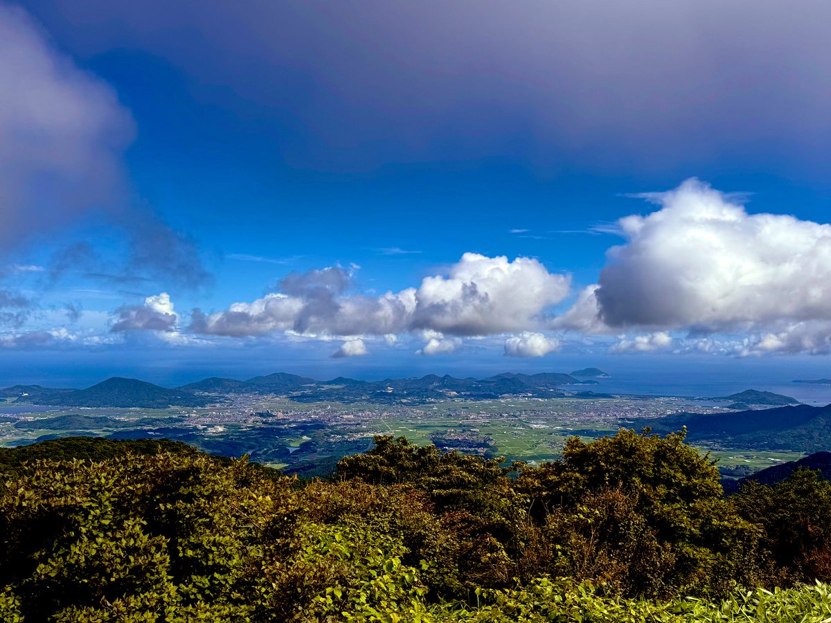 selfish_f's tweet image. 井原山山頂からの景色。
ちっちゃい雲がたくさんあるの、何とも好きな感じ。
#井原山