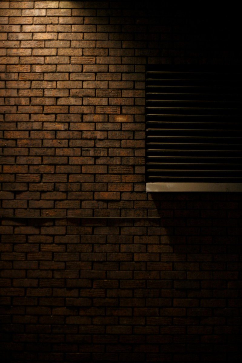 <a href="/i_01_9/">مُرهق.</a> بعض الأشياء جمالها في كتمانها..
تولد في الخفاء..
ثم تنمو في ظلاله..
تكبر في طياته..
تتنفسه ليلاً ونهاراً..
إلى أن تلفظ أنفاسها بين يديه..
فمنه بدأت بسلام وإليه تعود بمثله..
تتعافى منها دون شعور بأي ألم..
فالألم دوماً ليس منها..
بل من تبعات خروجها نحو بقعة الضوء ولو كانت خافتة..