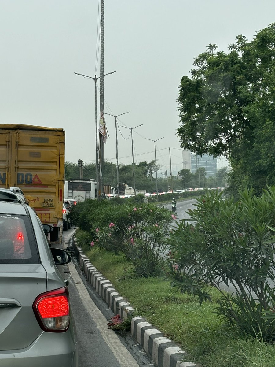 preeti1406's tweet photo. Rs60 का टोल टैक्स एक कूड़े और ट्रैफिक से भरी सड़क पे चलने के लिए! @nitin_gadkari एक बार इस सड़क पे आयें और देखें ३०km का सफ़र २ घंटे में कैसे किया जाता है !लाखों लोग हर रोज़ परेशान हैं और लाखों लीटर पेट्रोल और डीज़ल बर्बाद हो रहा है इस रूट पे! @PMOIndia @GurgaonMail @fbdcitizens https://t.co/wq6wuyixNR
