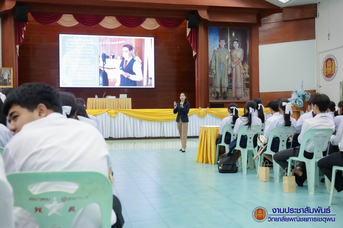 DPU_THP's tweet photo. อาจารย์ปรัทยุมน เลปนานนท์ รอ��คณบดี เป็นวิทยากรในการอบรม workshop โครงการเสริมสร้างบุคลิกภาพ "ปรับลุค เปลี่ยนบุคลิก พลิกชีวิตสู่ความสำเร็จ" ให้แก่นักเรียนชั้นปวช.และปวส. สาขาการท่องเที่ยวและการโรงแรม วิทยาลัยพาณิชการเชตุพน 
✨ เพราะบุคลิกคือสิ่งสำคัญในงานบริการ https://t.co/qUQiGz6aSL