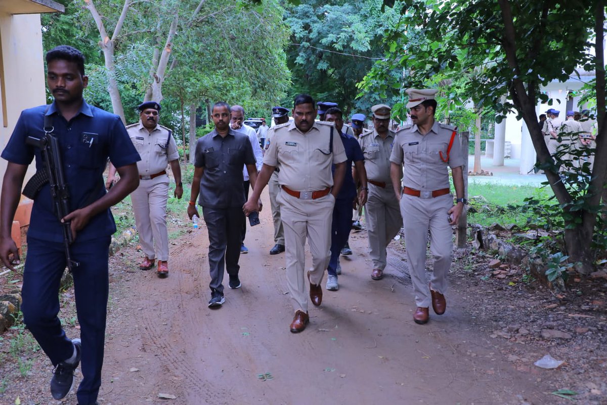 Palnadu_Police's tweet photo. #palnadudistrict లోని #rajupalem #bellamkonda #sattenapalli town, #atchampet, #krosuru పోలీస్ స్టేషన్లను విజిట్ చేసిన పల్నాడు జిల్లా ఎస్పీ శ్రీ కంచి శ్రీనివాసరావు ఐపీఎస్ గారు., https://t.co/Turpo1tCAM
