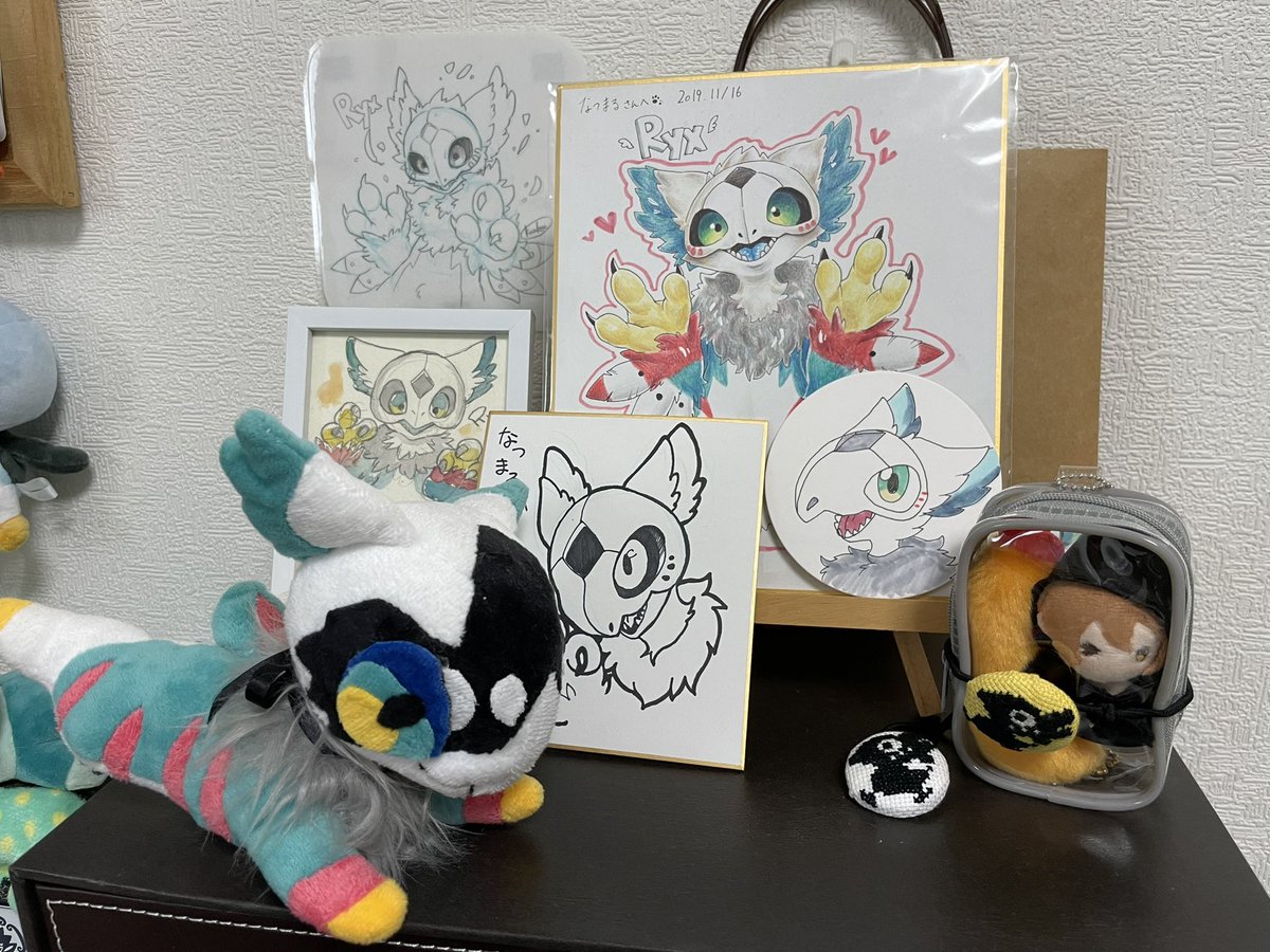 荷物片付けながらいただいたものをまとめて飾ってるんだけどすごくアガる…可愛い… 