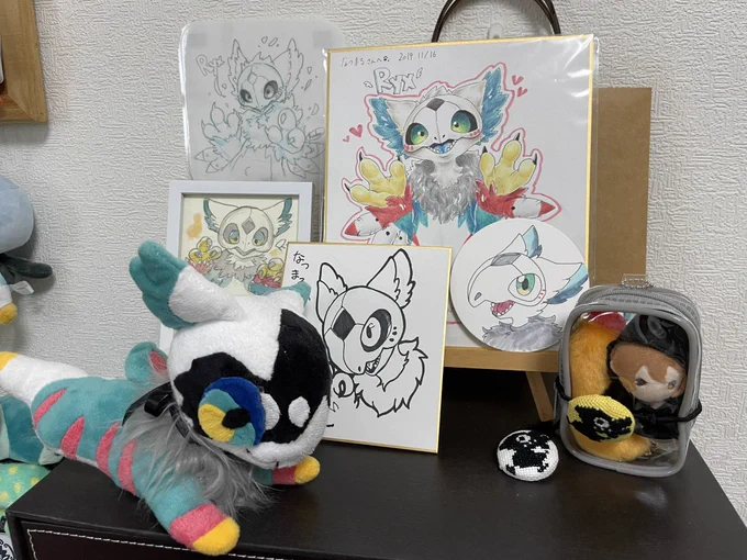 荷物片付けながらいただいたものをまとめて飾ってるんだけどすごくアガる…可愛い… 
