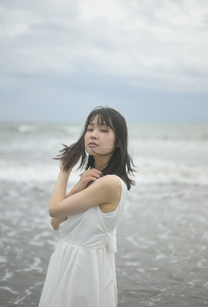 yueinterviewer0's tweet photo. 夏はすきです
蝉の鳴き声
スコールみたいに激しくて大きい水の卵たち
雨上がりに立ちのぼる街の匂い
照りつける眩しいひかりの連鎖
ひとの温もりのような熱のなか
浮遊するように歩く
自由にね
夏がすきです　だって
何よりスイカが美味しいんだもん🍉
海よりスイカ！(๑>◡<๑)笑 https://t.co/dPsCgJufDZ