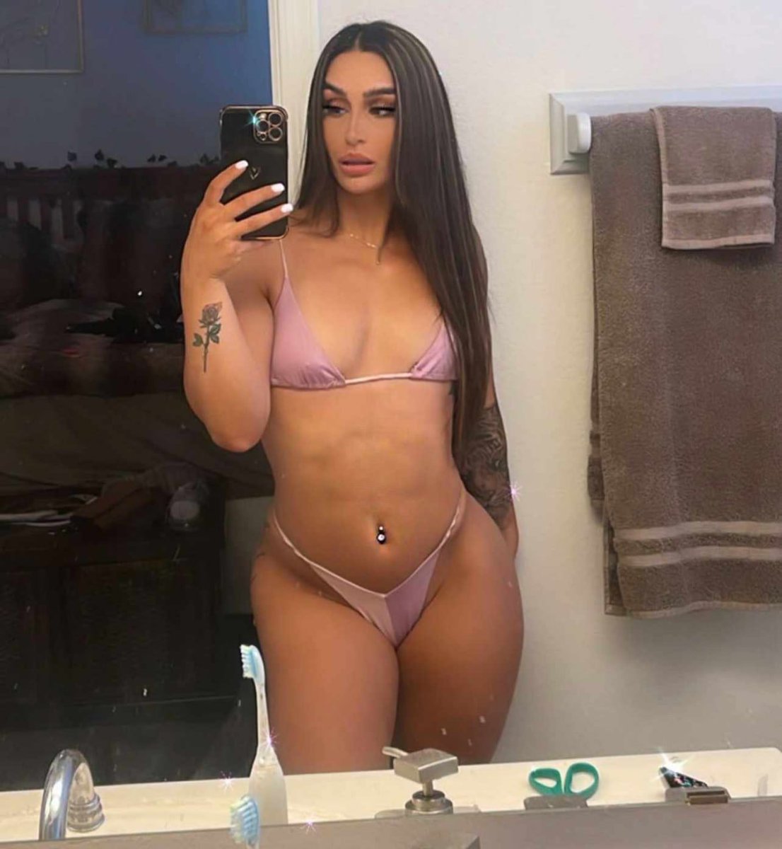baddiebb0's tweet photo. @aishahsofey @HermaineM RT if you want to fill me up 😈 https://t.co/SvALu7vbX9