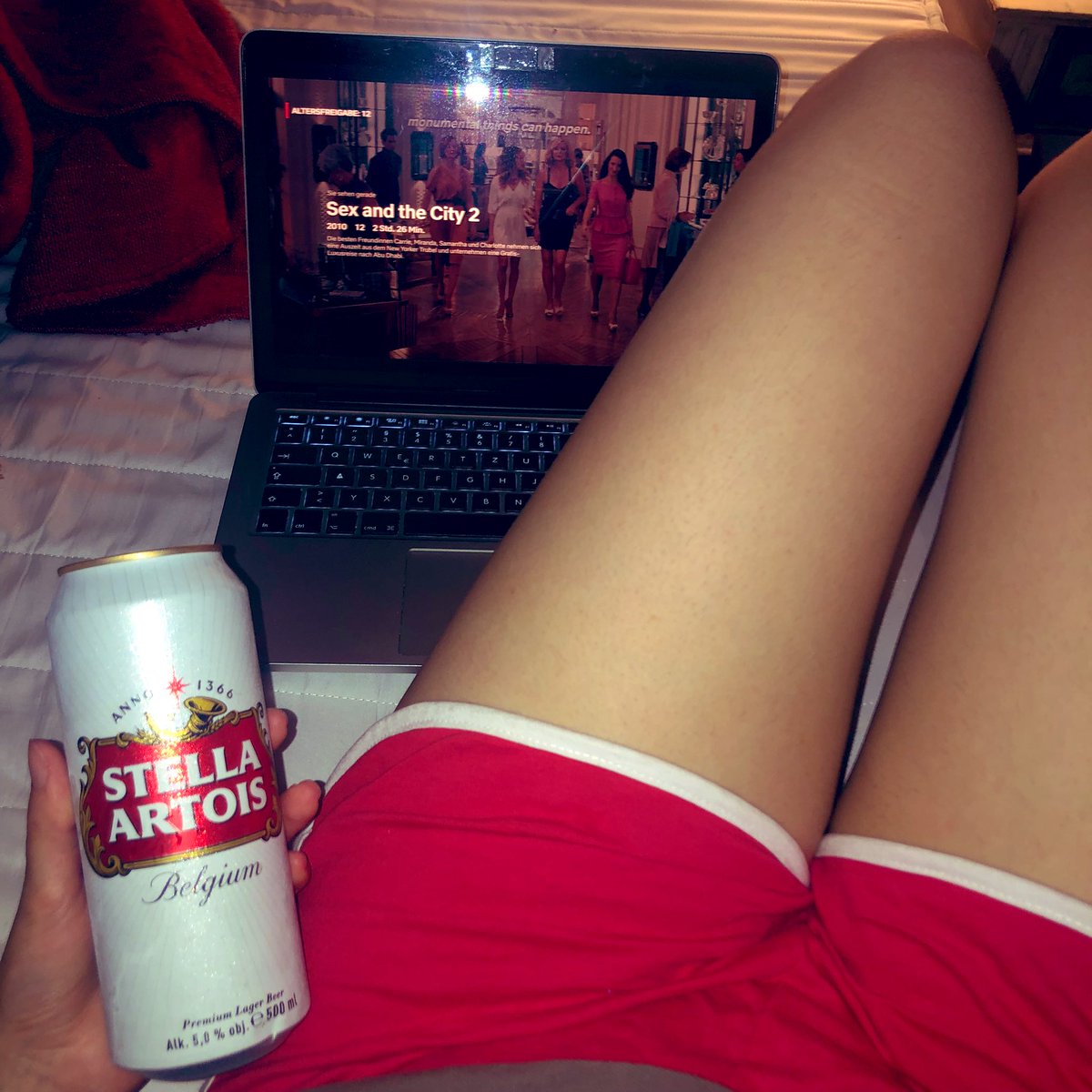 einsnu's tweet photo. bier und sex and the city 2 &amp; evtl. bettwanzen 💕 https://t.co/hadLzrdqNX