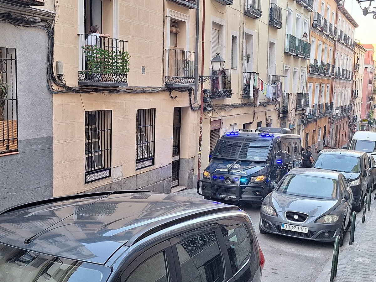 Teatro del Barrio (@teatrobarrio) on Twitter photo La calle Zurita, donde está #TeatrodelBarrio, amanece cortada. Quieren desahuciar a nuestra vecina Zohra en la acera de al lado. Ni casas sin gente ni gente sin casas <a href="/InquilinatoMad/">Sindicato de Inquilinas e Inquilinos de Madrid</a> La calle Zurita, donde está #TeatrodelBarrio, amanece cortada. Quieren desahuciar a nuestra vecina Zohra en la acera de al lado. Ni casas sin gente ni gente sin casas <a href="/InquilinatoMad/">Sindicato de Inquilinas e Inquilinos de Madrid</a>