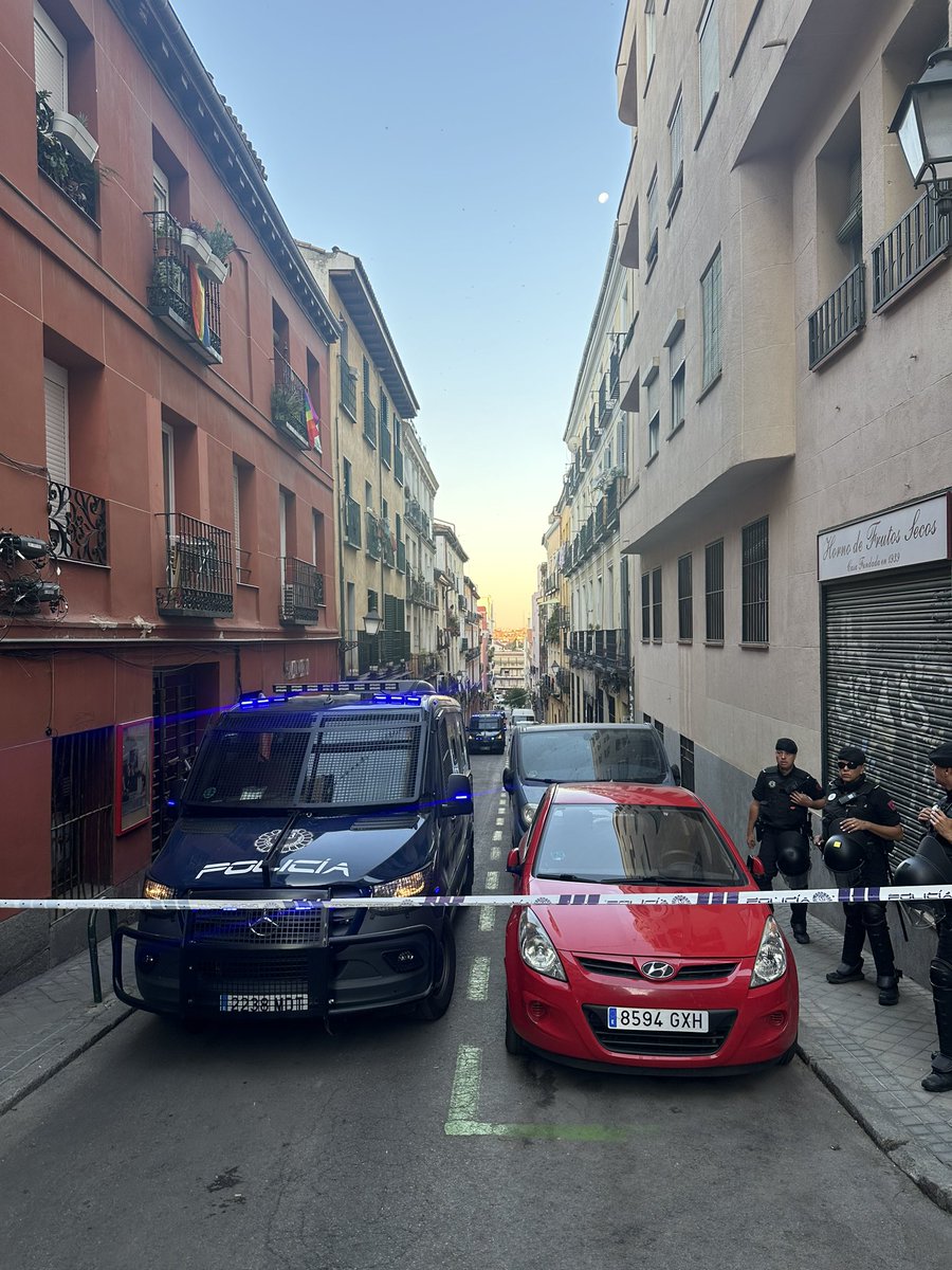 Así amanece Lavapiés. Furgones y furgones de policía para desahuciar a una familia con un niño pequeño. El propietario recupera uno de sus 17 pisos. A la familia nadie le ofrece una alternativa habitacional. 
Vergüenza. 

#ZhoraSeQueda