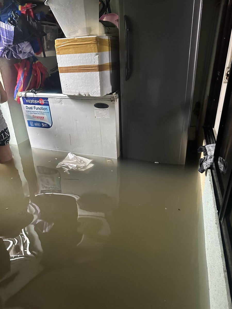 UPDATE: We're already flooded inside, and the water is now above my knee while outside it is up to the waist. 

👉 ko-fi.com/blupdate2020