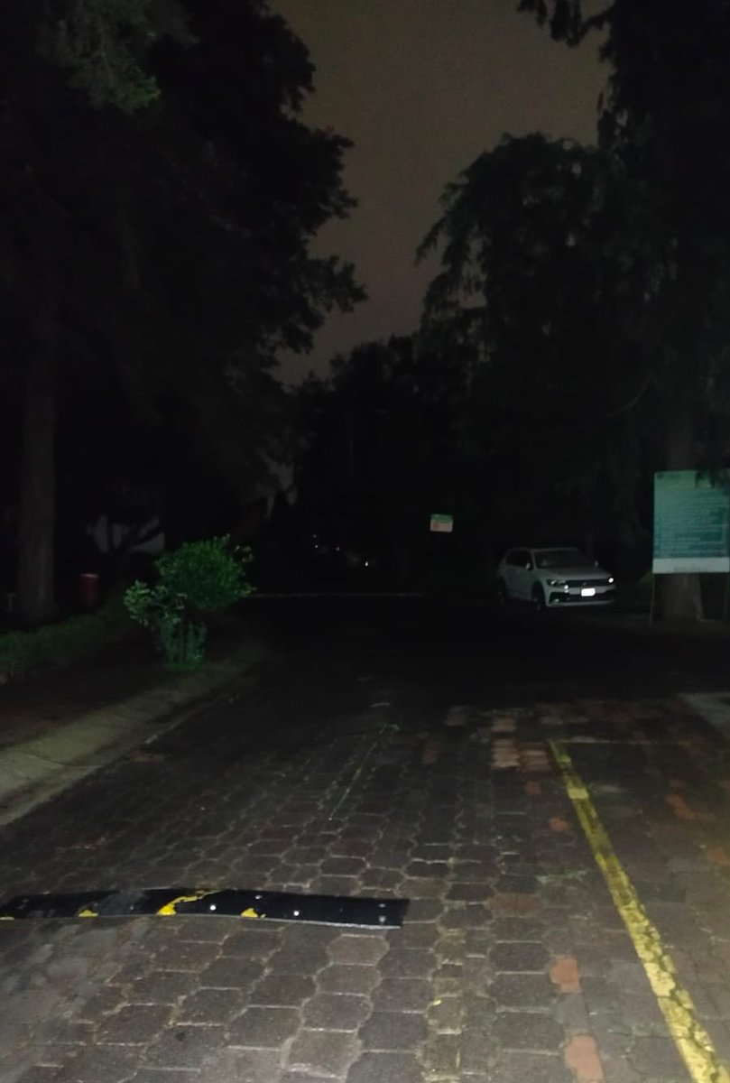 EnlaceTAguilas's tweet photo. Se reporta #apagón de #luz en @VillaVerdunAO @LeMansVillaVerd @VillaVerdunAC
Vecinos: ¿alguna otra zona sin energía eléctrica? @CFE_Contigo nos pueden dar informes por favor? @En_LasAguilas @PORLASAGUILAS @LomaAguilassur https://t.co/MoMSSPGBTK