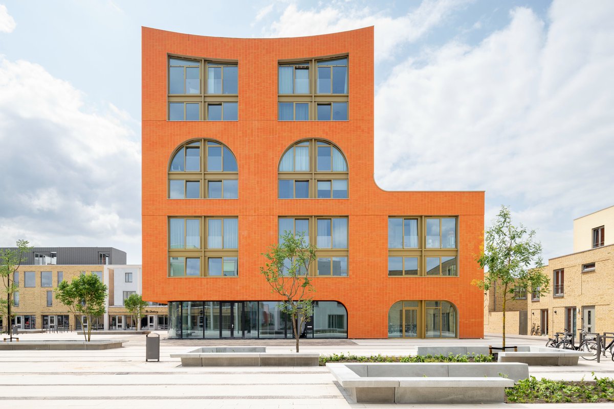 MorgoAluminium's tweet photo. #Muurafdekker #Waaggebouw #WoenselWest #Zetwerk #Radius #Dakkap #Dakrand #Dak #Roof #Aluminium  #Gevelafwerking #Muurafdekkap #Montage #Morgo #MorgoAluminium #cladding #architecture #construction #design #facade #architect Arch.:  NEXT architects Foto's : Loes van Duijvendijk https://t.co/AHqPUo8P70