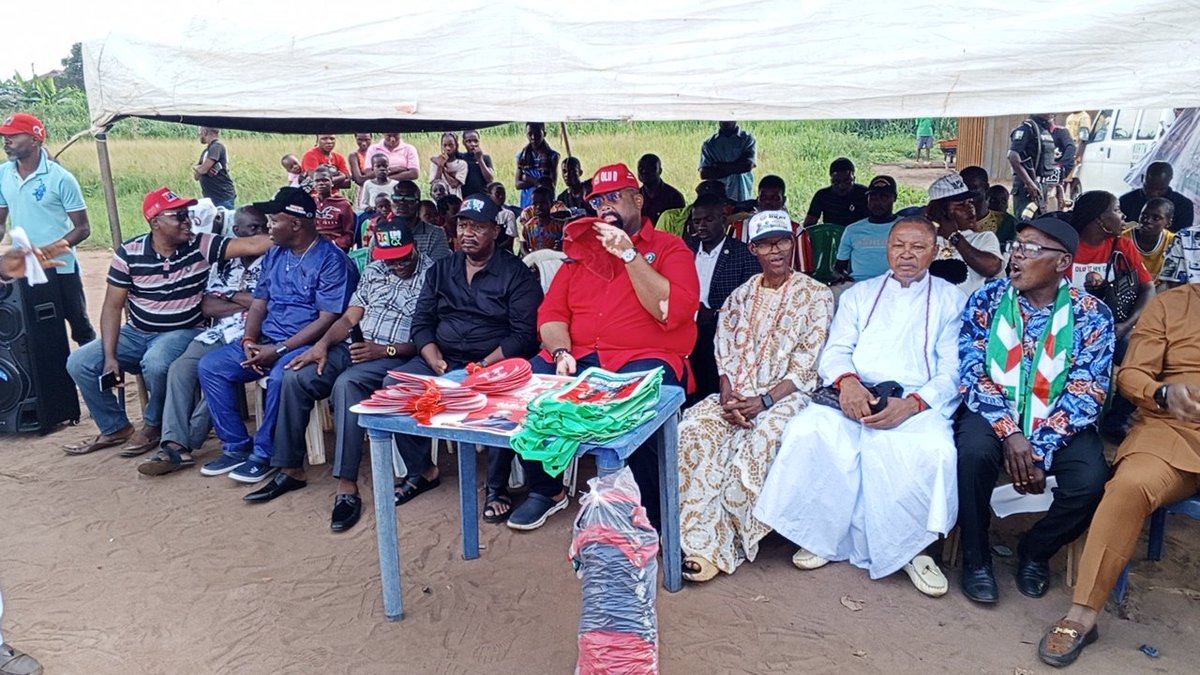 Williamstalk25's tweet photo. Olumide Osaigbovo Akpata Visit The people of Adolor ward 4 of Ovia North East local government 

Na where the people dey na we dey, anywhere Dem dey we go meet Dem there 

#EdoWillBeOK
#OluKadiri
#EdoPeopleMustToMatter
#EdoPeopleBeforePolitics https://t.co/KOfXwGRVs1