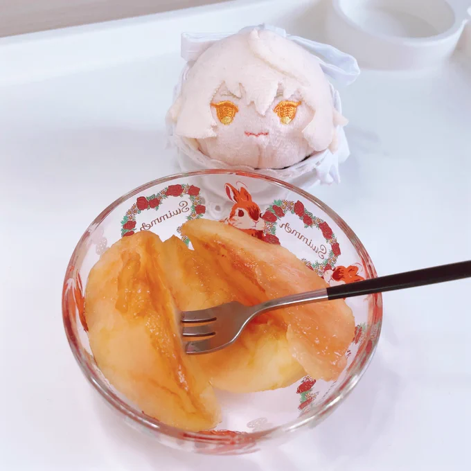 昨日メメじゃなくさにが切っておいた桃ォを食べてる(メメは何もしてない)