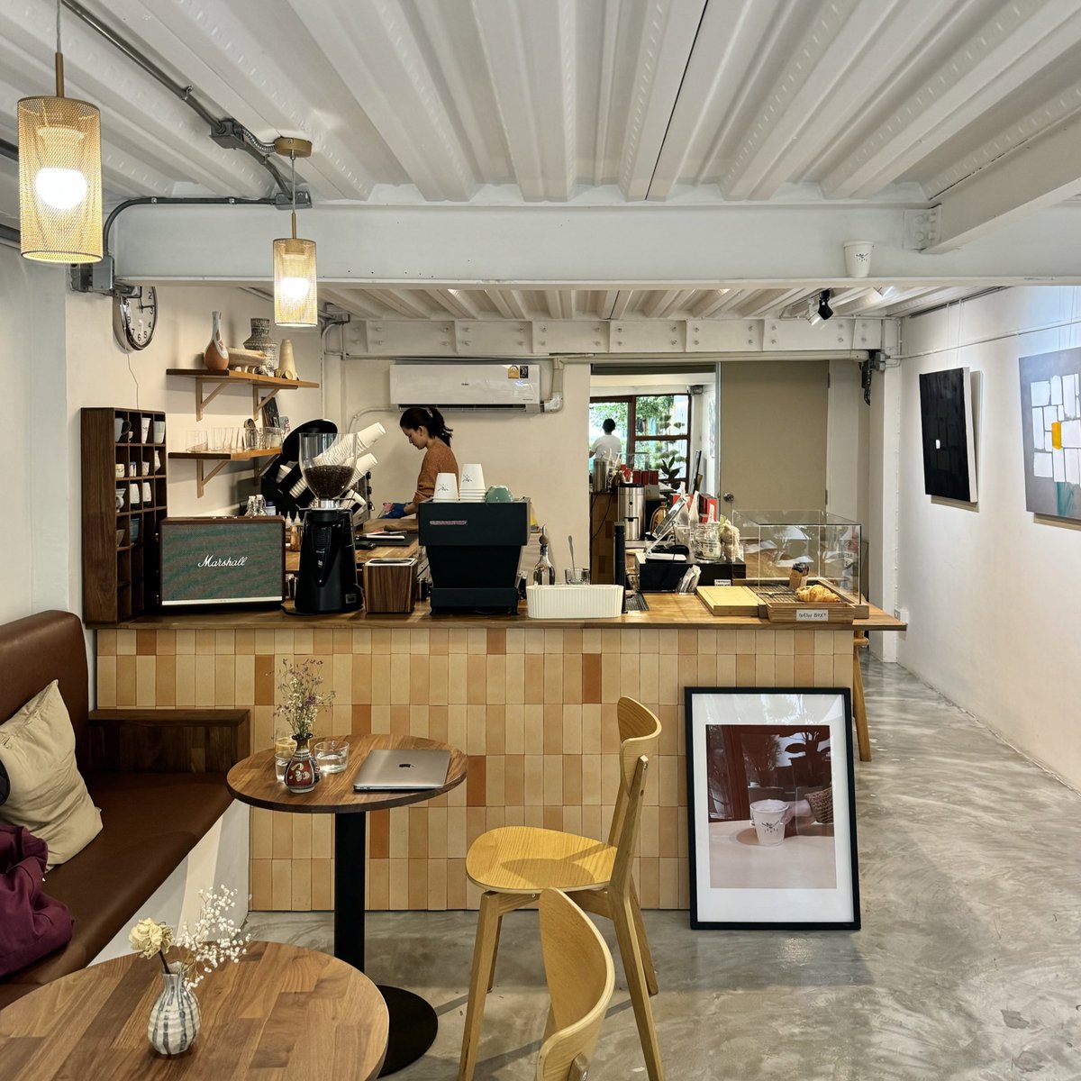 placestwogo's tweet photo. TARNS ร้านกาแฟเล็กๆ เปิดใหม่ในสวนพลู บรรยากาศร่มรื่น มีทั้งที่นั่งยาวด้านหน้าร้านแบบชิลๆ และโต๊ะด้านใน เสิร์ฟทั้งกาแฟ espresso/filter และมีเมนูน่าสนใจหลายอย่าง วันนี้ลอง Grevillia ที่เป็นน้ำฝรั่งกับ genmaicha หวานน้อย สดชื่นๆ ด้านบนมีข้าวแต๋นมาให้ด้วย แปลกใหม่ดี อีกตัวที่น่าลองคือ biscoff latte ใครอยู่แถวนี้แวะมาลองกันได้เลย
#รีวิวคาเฟ่ #PlacestwoGo