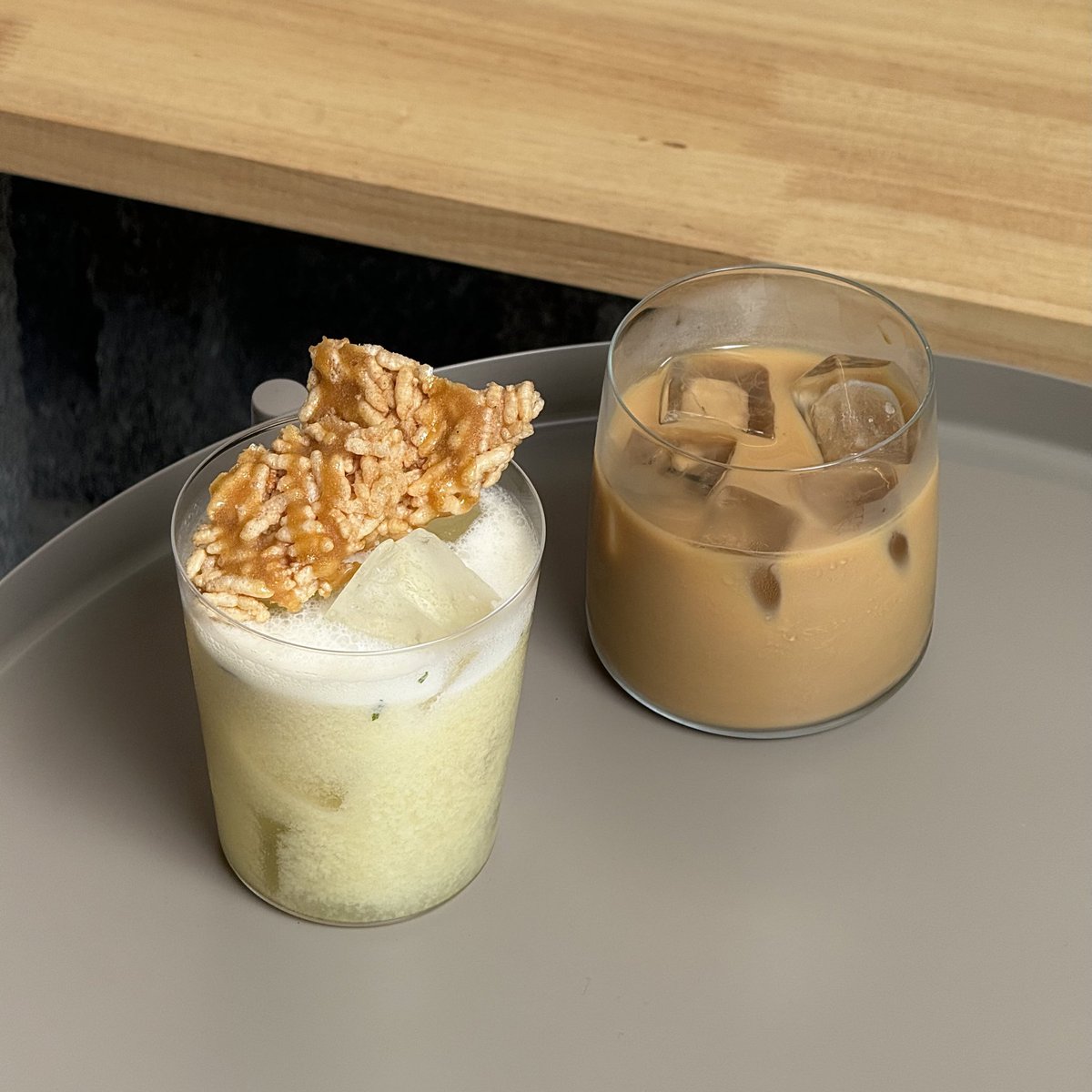 placestwogo's tweet photo. TARNS ร้านกาแฟเล็กๆ เปิดใหม่ในสวนพลู บรรยากาศร่มรื่น มีทั้งที่นั่งยาวด้านหน้าร้านแบบชิลๆ และโต๊ะด้านใน เสิร์ฟทั้งกาแฟ espresso/filter และมีเมนูน่าสนใจหลายอย่าง วันนี้ลอง Grevillia ที่เป็นน้ำฝรั่งกับ genmaicha หวานน้อย สดชื่นๆ ด้านบนมีข้าวแต๋นมาให้ด้วย แปลกใหม่ดี อีกตัวที่น่าลองคือ biscoff latte ใครอยู่แถวนี้แวะมาลองกันได้เลย
#รีวิวคาเฟ่ #PlacestwoGo