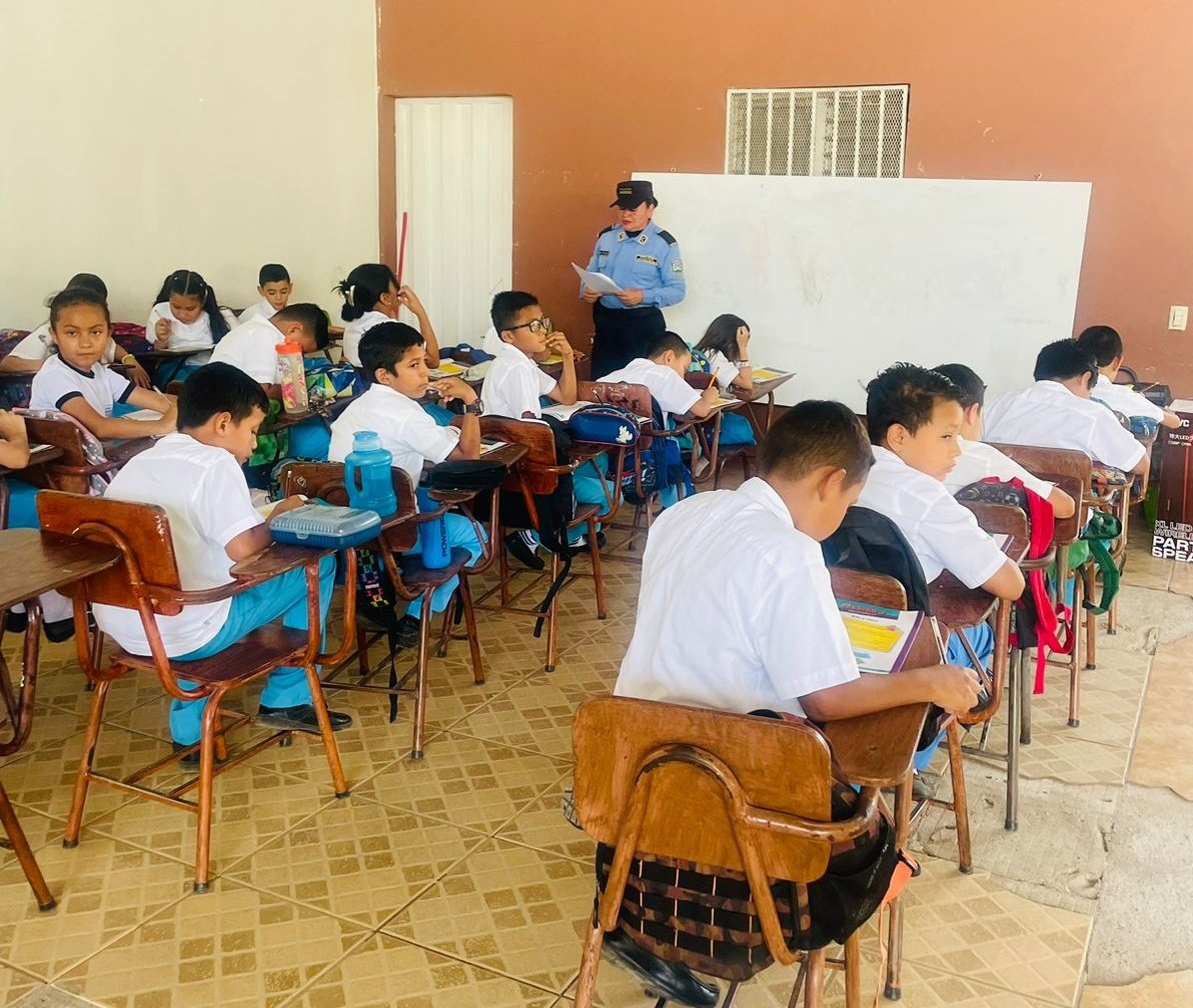 PoliciaEscolarH's tweet photo. Con el objetivo de fortalecer la comunidad y proteger a nuestra juventud, la #DNPSC a través del inspirador #ProgramaGREAT de la @UDEP-3 Comayagua ofreció una valiosa capacitación sobre la prevención de maras y pandillas a estudiantes de la Escuela María Teresa Argueta. 🤗💚📚 https://t.co/2m7VGfv7wR
