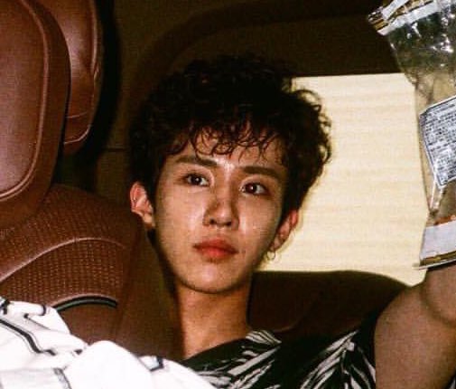 jeleebeee's tweet photo. 주로 무표정일 때 보이는 윗입술 음영이
내가 얼마나 오리부리인지, 얼마나 포동말랑한 입술인지
뽐내는 것 같아서 진짜 좋음 https://t.co/6LOtbUcawj