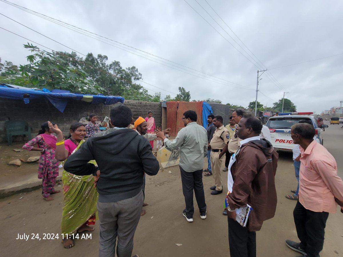 Acp13G's tweet photo. Encroachments removal at Kanukunta, Ramachandrapuram, Circle 22, GHMC. https://t.co/L48TZEpR6w