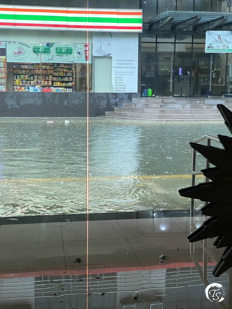 LOOK: As of 1:30 PM this Wednesday, July 24, 2024, Typhoon Carina’s heavy rainstorms and strong winds have caused severe flooding on the streets surrounding St. Scholastica’s College Manila, specifically Leon Guinto St. and Estrada St. 

#CarinaPH