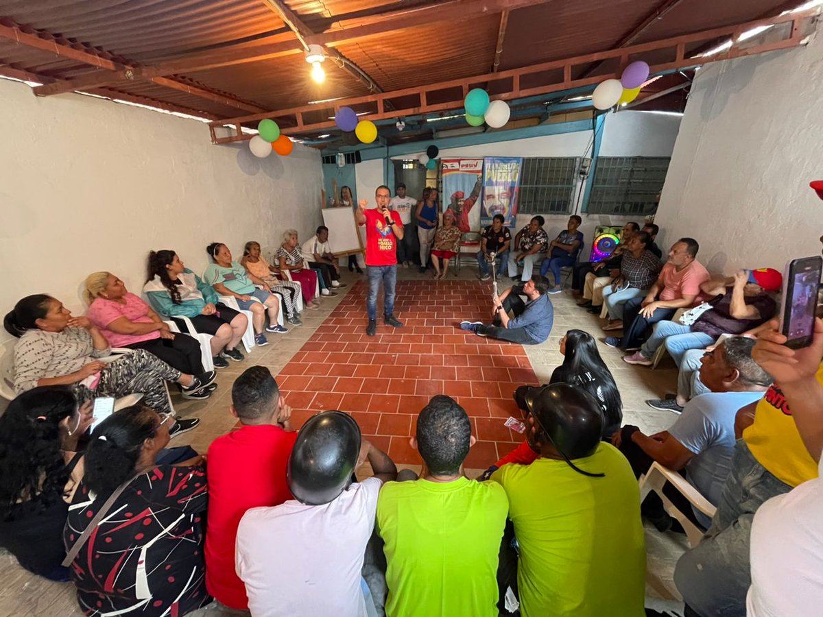 Desde el Barrio José Félix Rivas se realizó excelente encuentro con <a href="/jaarreaza/">Jorge Arreaza M</a> y el Poder Popular .
Seguimos con Chávez y Maduro!!
<a href="/NicolasMaduro/">Nicolás Maduro</a>
 #CunaDeLibertadores