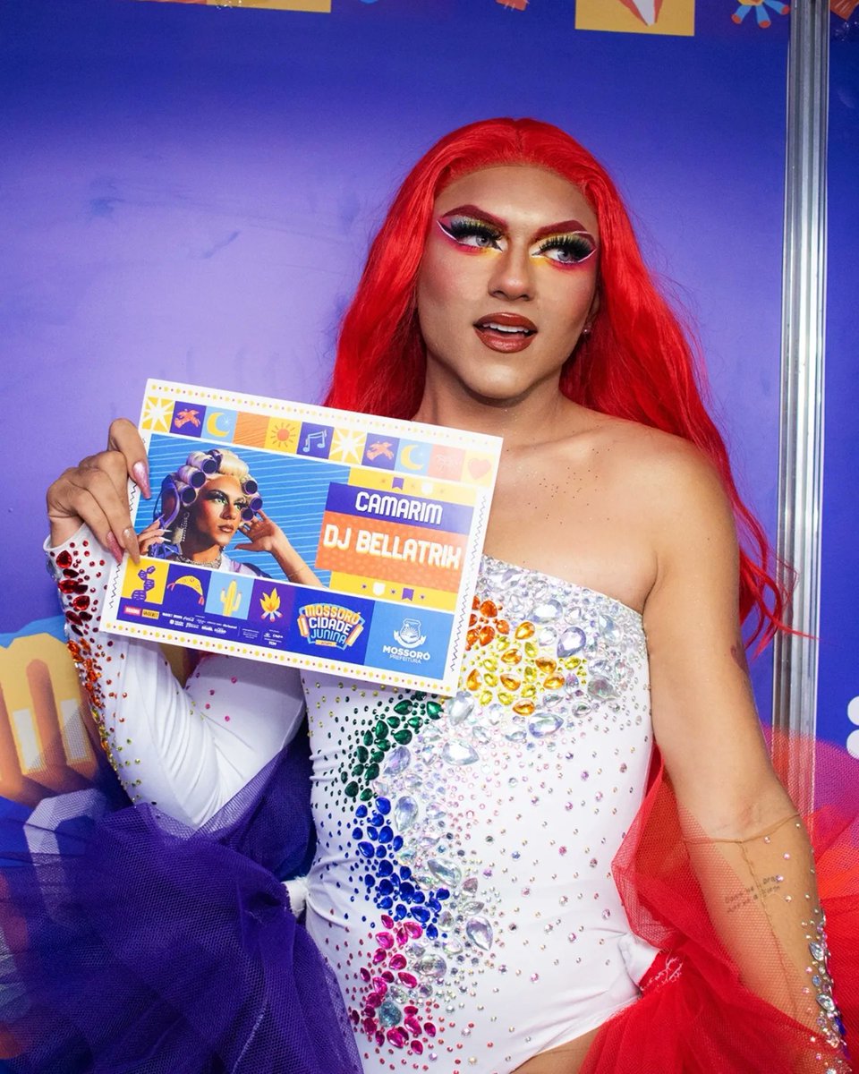 dragbellatrix's tweet image. Fé que próx anos tem mais, um espatifado maior, talvez...🎉🥰🙏🏼