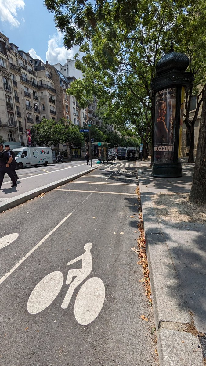 HugoBarthelemy's tweet photo. Bonjour @prefpolice &amp; @Prefet75_IDF,
Pourriez-vous indiquer à vos services qu'il est dangereux pour les cyclistes de se garder sur les pistes cyclables svp ? (27 bd Murat, 75016 Paris)
Le respect commence par ceux qui le font respecter. 
Cc @David_Belliard &amp; @Parisjecoute https://t.co/pK9DLXQJr5