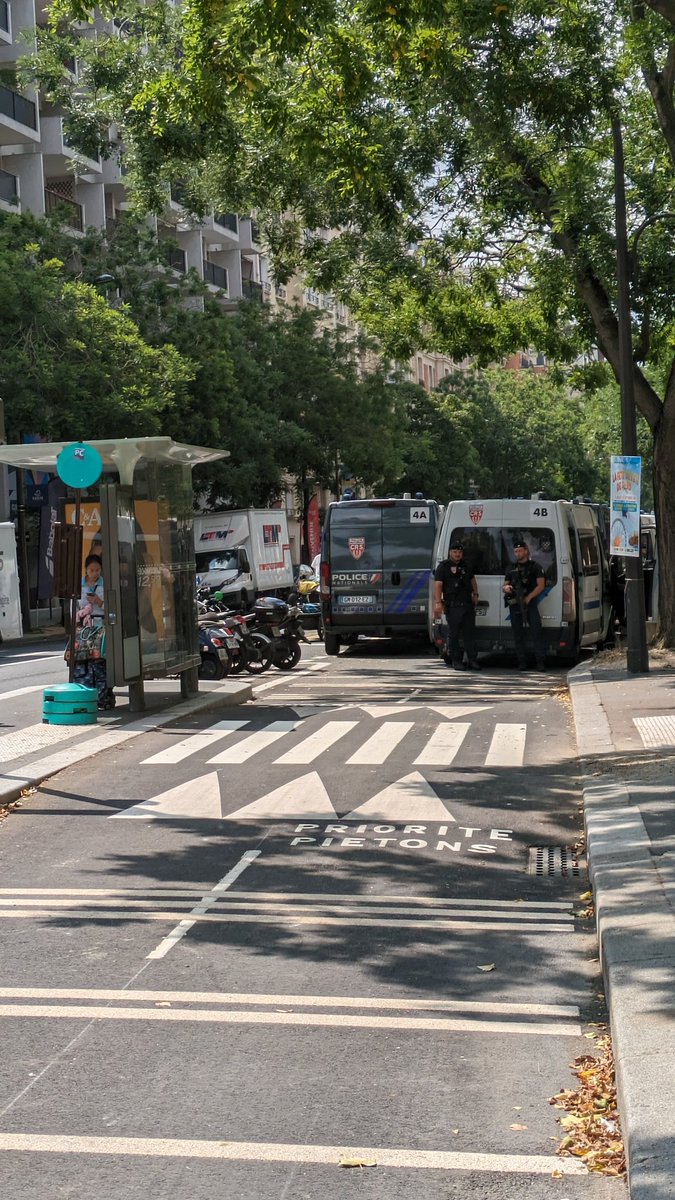 HugoBarthelemy's tweet photo. Bonjour @prefpolice &amp; @Prefet75_IDF,
Pourriez-vous indiquer à vos services qu'il est dangereux pour les cyclistes de se garder sur les pistes cyclables svp ? (27 bd Murat, 75016 Paris)
Le respect commence par ceux qui le font respecter. 
Cc @David_Belliard &amp; @Parisjecoute https://t.co/pK9DLXQJr5