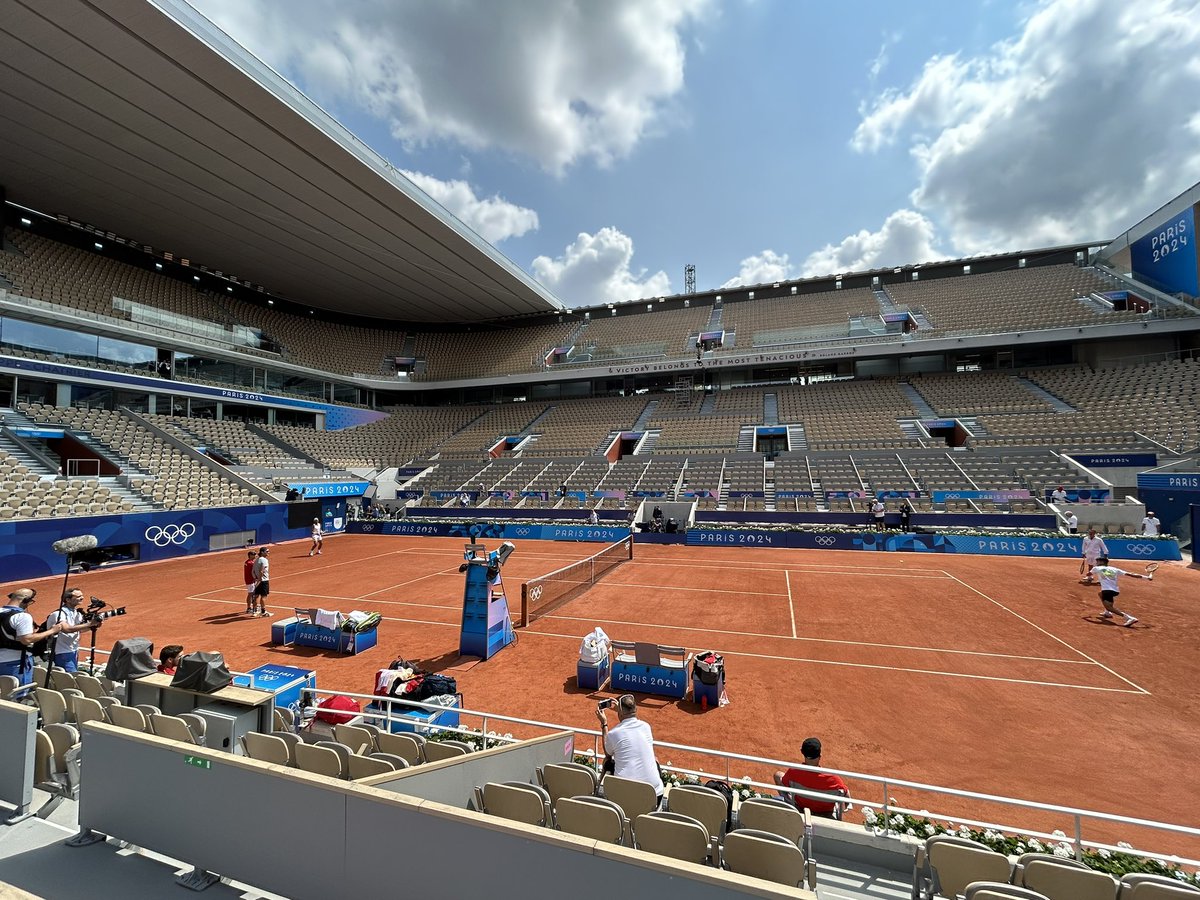 RufiEnLancha's tweet photo. Nadal y Alcaraz entrenando juntos en la Chatrier. 

No me voy a esconder: estoy MUY excitado. 
 https://t.co/9Yiq7Q3Hda