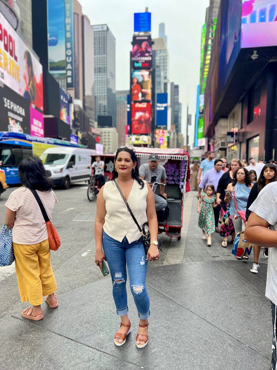 SharleneDeoki's tweet photo. Exploring Times Square! @TimesSquareNYC @ParticipateLrng #UnitingOurWorld #Summerchallenge https://t.co/ghRf10uA8B