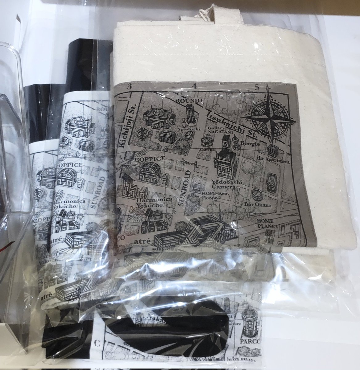 machi2syorin's tweet photo. 吉祥寺絵地図のトートバッグ
新入荷です。
吉祥寺のUNRESSさんの製品で、今日（24.7/24）から取扱を始めました。色はベージュと黒白の2種。
本棚の上には同じ柄で少し緑色がかったバンダナを額装して掛けてあります。

中道通りの本屋、街々書林です

#トートバッグ #絵地図 #吉祥寺 #UNRESS #街々書林 https://t.co/0bGy6YhNnL
