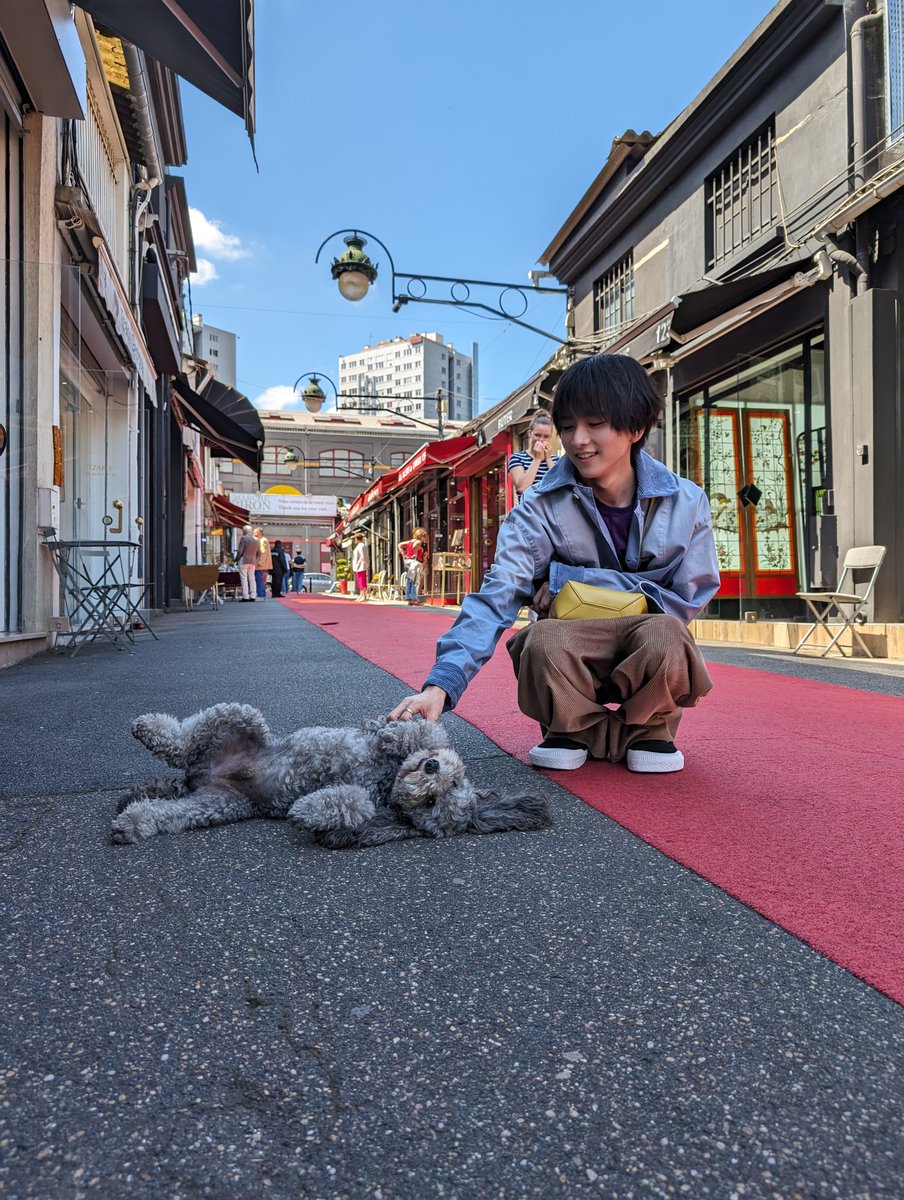 ANOTHERSKY_NTV's tweet photo. 【先行公開】
今後放送予定のロケ写真をひと足先にお届け！

パリ北部にある
世界最大級の蚤の市を訪れた板垣さん🛒💐
敷地面積は東京ドーム1.5個分もあるんだそう😳

おしゃれな��ョップが建ち並ぶ通りで
偶然出会った犬と戯れる癒しショットをお届け🐕✨

公式Instagramでは、
お土産を選ぶ板垣さんを公開中📸
ぜひチェックしてみてください。

#アナザースカイ #Pixelで撮影 
#フランス #パリ #板垣李光人
