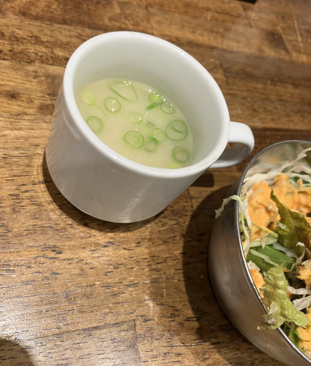 StarDict_08's tweet photo. 週一インドカレー。
このインド屋さんの10回ぐらい行ってるかも。スープがほんまマイルド！何味かわからないですが美味しいです✨カレーは甘口でも少し辛め〜ナンもココナッツバターとか色々。いつも「いらっしゃいませ、どうじょ〜」ってシェフが出迎えてくれます〜。 https://t.co/ZMYXtTxTMC