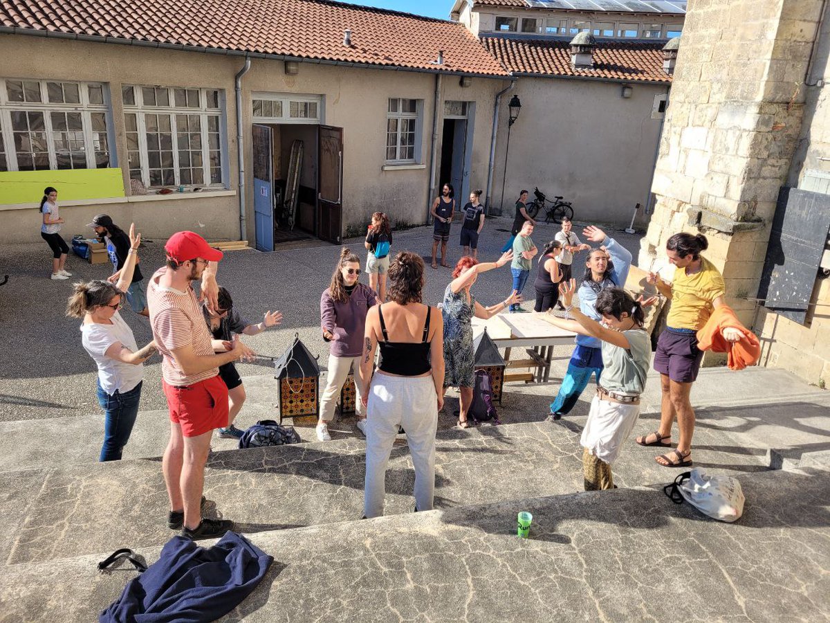 Peinture - Décoration florale - Team building ! 🥰

L'activité bat son plein sur le site du festival ! Déjà près de 100 bénévoles sur place ! 💪

L'ambiance est joyeuse et dynamique !

Dites-nous que vous serez là en prenant votre place en ligne : helloasso.com/associations/f…