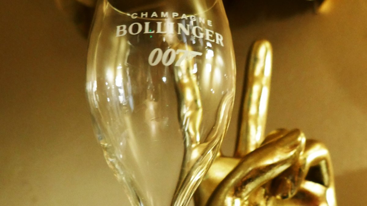 Mark0Connell's tweet photo. ASTON MARTIN presents HOUSE OF Q is only in London for the next couple or so weeks. So enter that web of GOLDFINGER sin...and fizz...and a Burlington Arcade celebration of a vital Bond bullet...
https://t.co/Nd2jvKcE4a
#HouseofQ #Goldfinger #60ldfinger #JamesBond #AstonMartin https://t.co/bc2vO7Bfw3