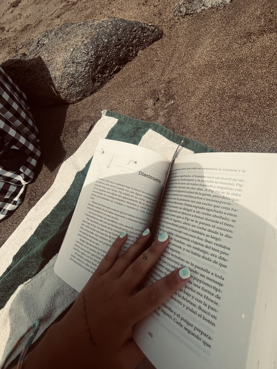 oliverosvega's tweet photo. Siempre he dicho que no podría vivir lejos del mar.
Ahora digo: “me voy a leer un ratito a la playa”.
Bendecida. https://t.co/7yW6KvTNCe