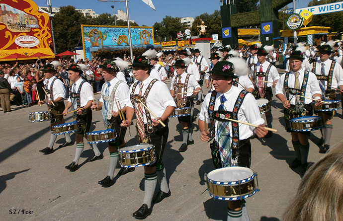 RemovalReviews's tweet image. 🧵1/5 Thinking about moving to Germany? 🇩🇪 Here's a quick guide to help you plan your move! Research visa requirements, find a reliable removal company, and brush up on local customs and language skills. 🛫📦 #MovingAbroad #GermanyMove