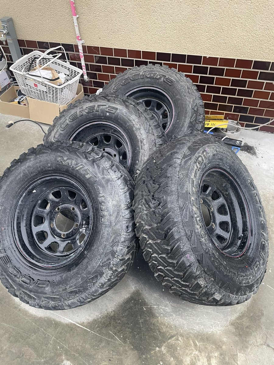 Katsuhiro050508's tweet photo. ジムニーホイール欲しい方ご連絡ください！

45000円です！

タイヤサイズ31×10.5+R15

#ジムニー #ジムニータイヤ #車 #拡散希望 #京都 https://t.co/UQfn7zrcOy