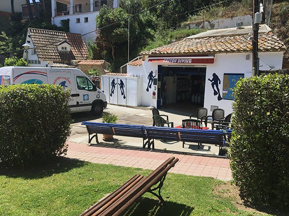 CostaBravaSub's tweet photo. 🐠 Són un centre familiar que porta funcionant des del 1979 al bonic poble de #Llafranc, a la #CostaBrava. 
Estan ubicats a 50m de la platja i a 100m del port.
Si ets amant de la naturalesa i del mar, allà et sentiràs com a casa, i gaudiràs de les millors immersions. https://t.co/xVms3F5PsM