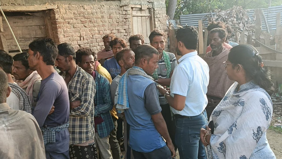 EONIndia's tweet photo. भारतको श्रीनगर जिल्लाको नाउंगाउँ क्षेत्रमा नेपालबाट ल्याई बन्धक जस्तै बनाएर काममा लगाइएका सिरहा र धनुषा जिल्लाका २८ जना नेपाली मजदुरहरुलाई यस राजदूतावासको संयोजन एवं KIN INDIA नामक संस्था र स्थानीय प्रहरीको सहयोगमा उद्धार गरी आज नेपाल फिर्ता पठाइएको छ।
@MofaNepal https://t.co/Dm6pE6alrI