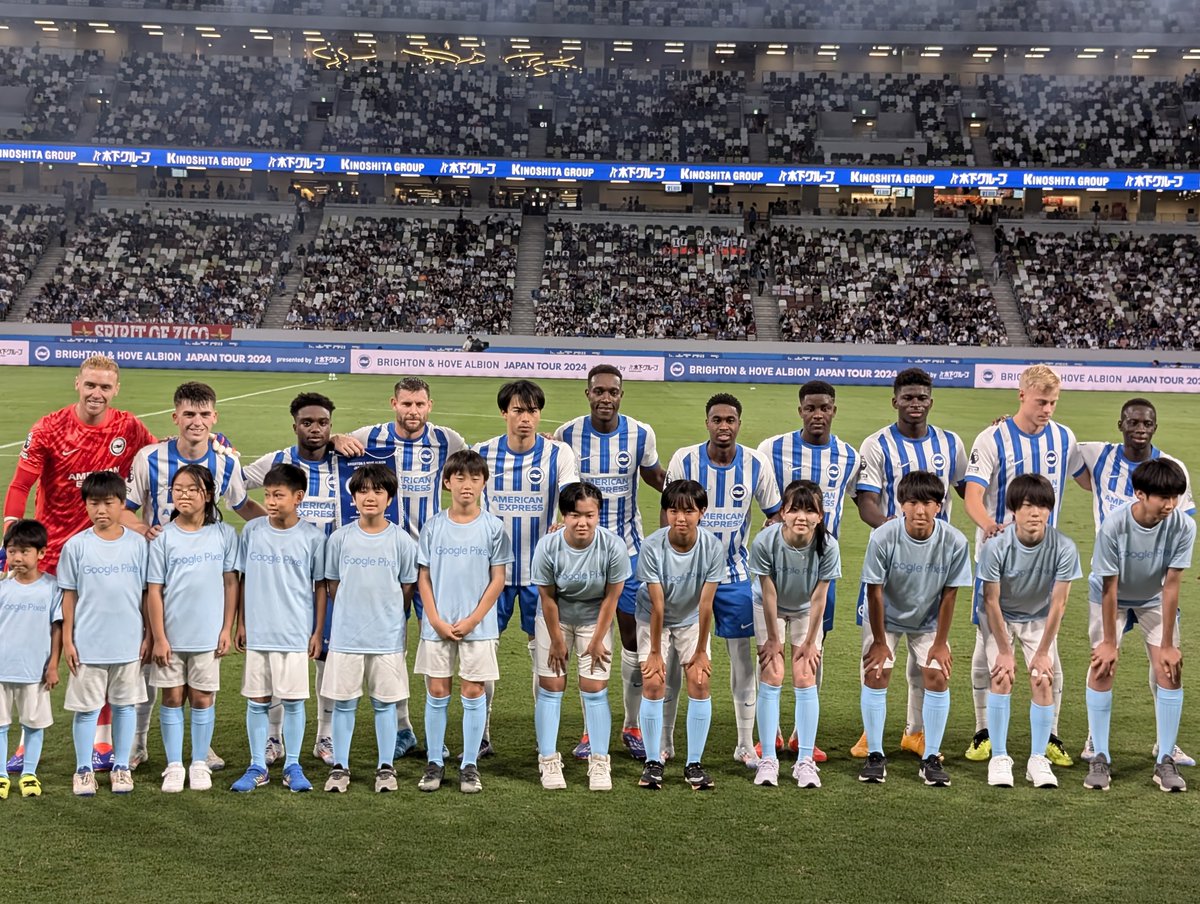 憧れの三笘選手と手を繋いでピッチ入り⚽️ 三笘選手と会えて嬉しそうな子どもたちの笑顔が印象的です✨ #TeamPixel #GooglePixel, image size:1200x904