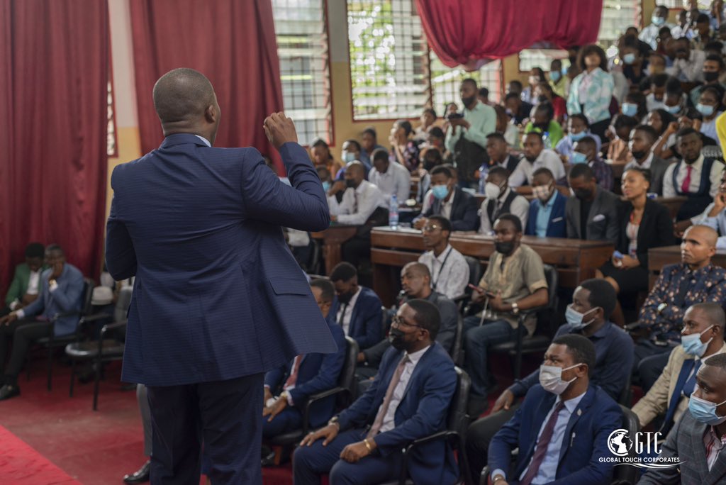DrShirandi's tweet photo. Un leader doit contrôler ses paroles et face au micro en publique, le leader doit éviter des promesses, des accusations et surtout des engagements sur des dossiers dont il ne saisit pas. Car les paroles du leader en publique peut le crédibiliser ou le décrédibiliser. 

A leader must control his words and when facing the microphone in public, the leader must avoid promises, accusations and especially commitments on issues that he does not understand. Because the leader's words in public can give him credibility or discredit him.