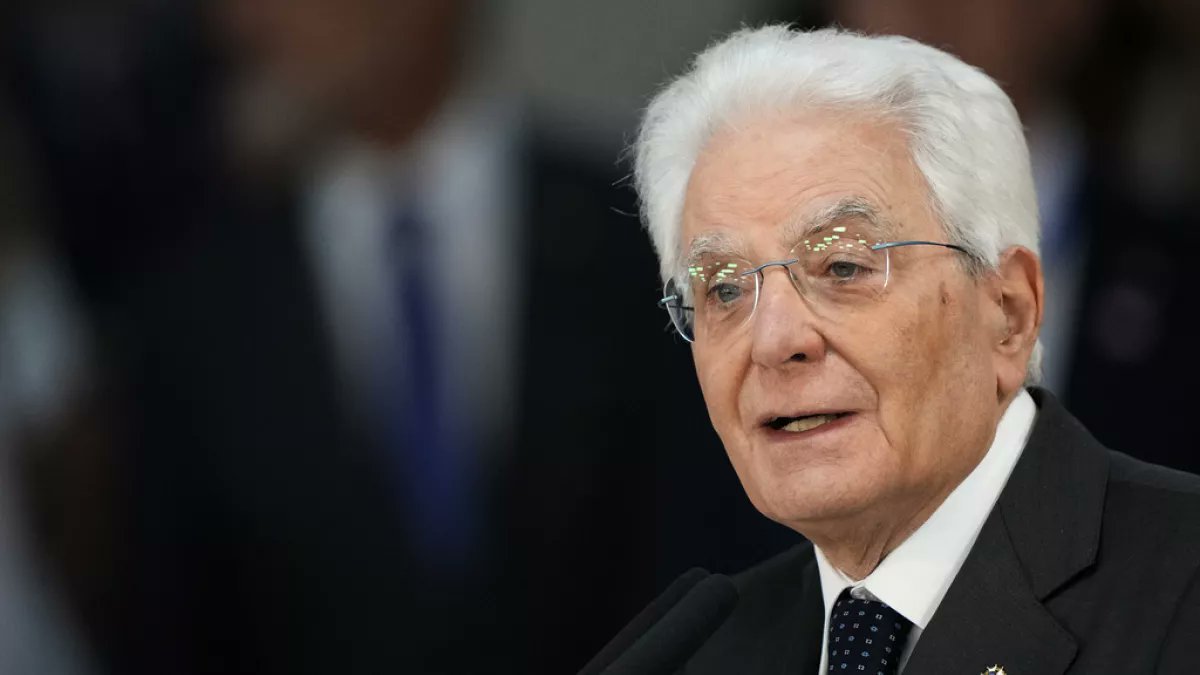 RobertoBurioni's tweet photo. "Spinge a grande tristezza vedere che il mondo getta in armamenti immani risorse finanziarie, che andrebbero destinate a fini di valore sociale.  Ma chi ne ha la responsabilità? Chi difende la propria libertà - e chi l’aiuta a difenderla - o chi aggredisce la libertà altrui?". https://t.co/7GRJnYEEXc