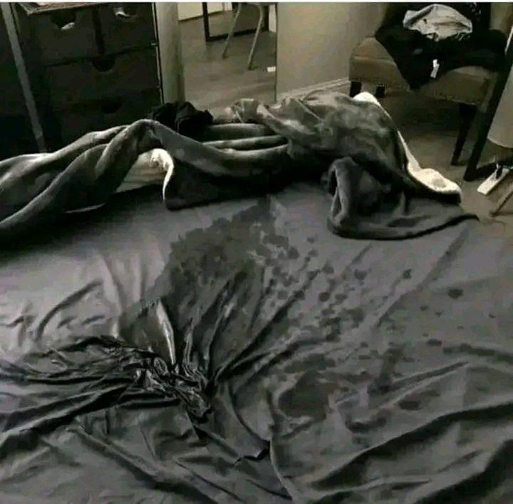 Qalmkar's tweet image. کھانا کھاتے ہوئے پانی کا گلاس بیڈ پر مت رکھیں۔ 
#adulterer