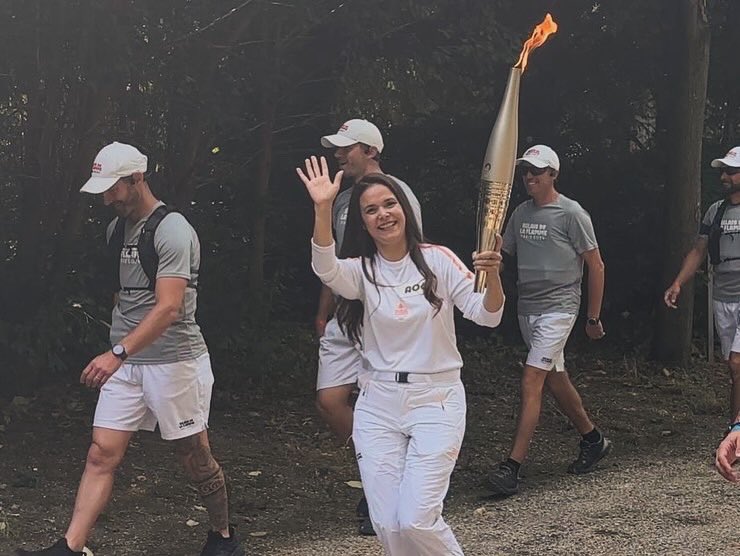 Radio1077's tweet photo. #JO Silvia, notre assistante, portait la Flamme Olympique aujourd’hui… Toute l’équipe de la radio était derrière elle ! 👏👏 #Team1077 https://t.co/PHLp6eadzJ