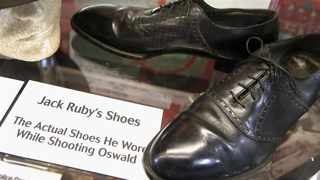 DaysOfNoahh's tweet photo. #JackRuby "shot" Oswald. Easy plot line. No survivors. Ruby is a Jewish name. Especially since it was Jacob #Rubenstein before. The usual. 
In these hoaxes they have an incrowd of elites, most of them jewish and/or high level freemasons, as to exert firm #informationcontrol. https://t.co/t43526SL7N