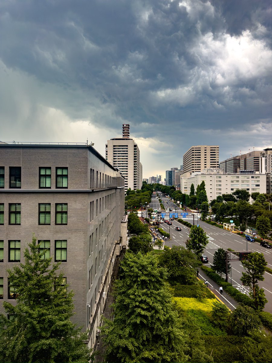 preceramic's tweet photo. 今日は昼休みに暗雲☁️が霞ヶ関一帯の空を覆ったので、LUMIX G100DとiPhone 14 Proの背面カメラで切り取ってみました😅1枚目がG100Dで2枚目、3枚目はiPhone 14 Proで撮影したものになります😊
#文化庁 #暗雲 #入道雲 #夏の空 #嵐の予感 #LUMIXJAPAN #LUMIXG100D #LUMIXG20mmF17 #AppleJapan #iPhone14Pro