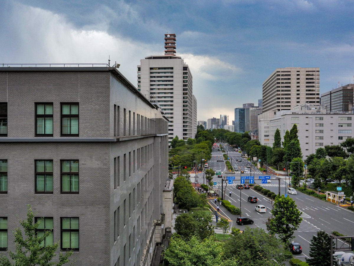 preceramic's tweet photo. 今日は昼休みに暗雲☁️が霞ヶ関一帯の空を覆ったので、LUMIX G100DとiPhone 14 Proの背面カメラで切り取ってみました😅1枚目がG100Dで2枚目、3枚目はiPhone 14 Proで撮影したものになります😊
#文化庁 #暗雲 #入道雲 #夏の空 #嵐の予感 #LUMIXJAPAN #LUMIXG100D #LUMIXG20mmF17 #AppleJapan #iPhone14Pro