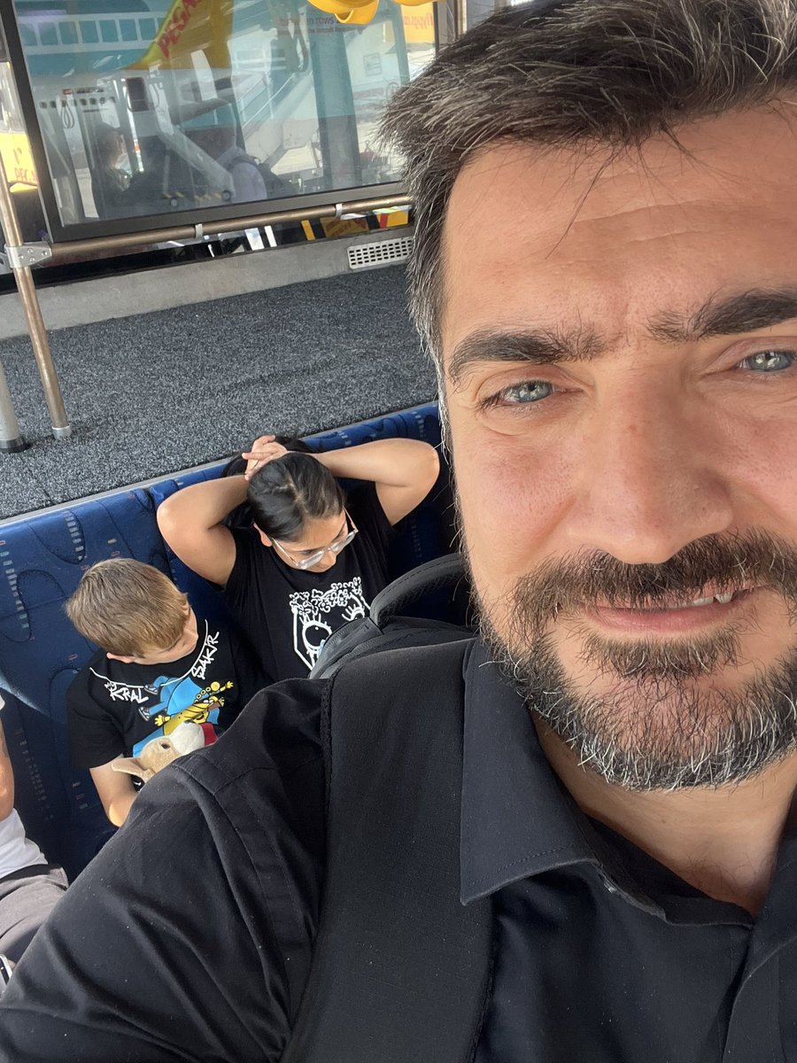 gidadedektifiTR's tweet image. Musa Özsoy ailesiyle birlikte Türkiye&apos;ye geldi. Gözaltına alınması bekleniyor, ailesinden ayrılarak adliyeye götürülecek.
Ülker&apos;in istediği oldu.
Mahkemeye beyan ettiği gibi ülkeye giriş yapmasına rağmen yakalama kararı kaldırılmadı.
@adalet_bakanlik