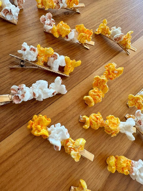 ForDKS_SG's tweet photo. Monica will be giving out 30 bracelets and 20 popcorn clips on 8 Aug! Look out for her - long hair with 2 popcorn clips 😄🍿

#BloominSG https://t.co/QaDDtda3x5