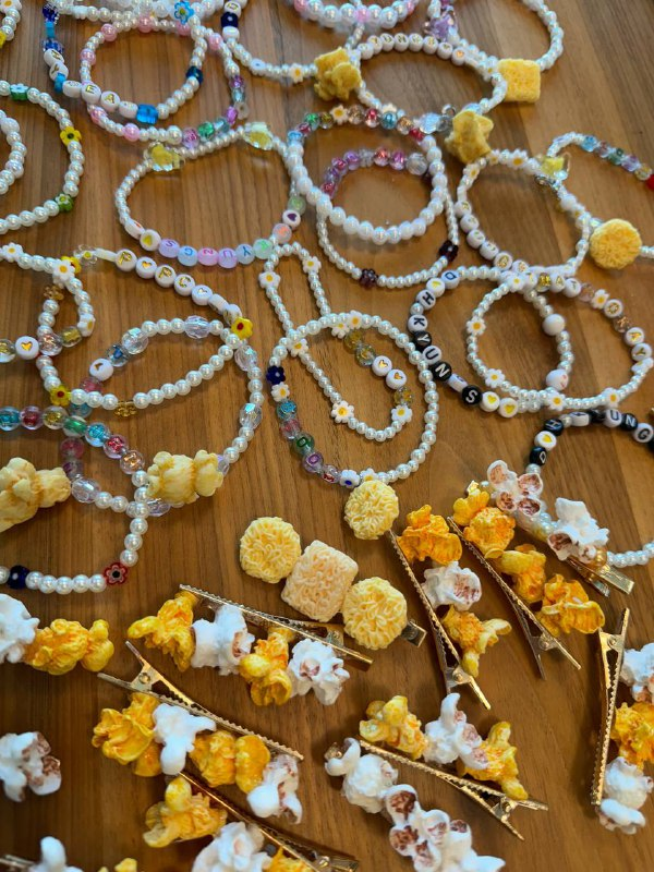 ForDKS_SG's tweet photo. Monica will be giving out 30 bracelets and 20 popcorn clips on 8 Aug! Look out for her - long hair with 2 popcorn clips 😄🍿

#BloominSG https://t.co/QaDDtda3x5